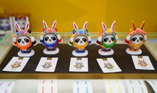 冰墩墩被晒成了糊墩墩 冰墩墩被晒成了糊墩墩